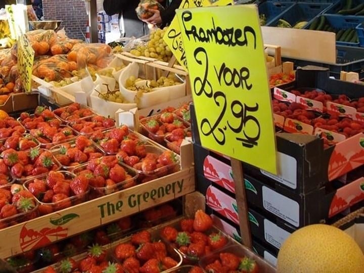 Dozen fruit op een kraam tijdens de weekmarkt in Egmond aan Zee
